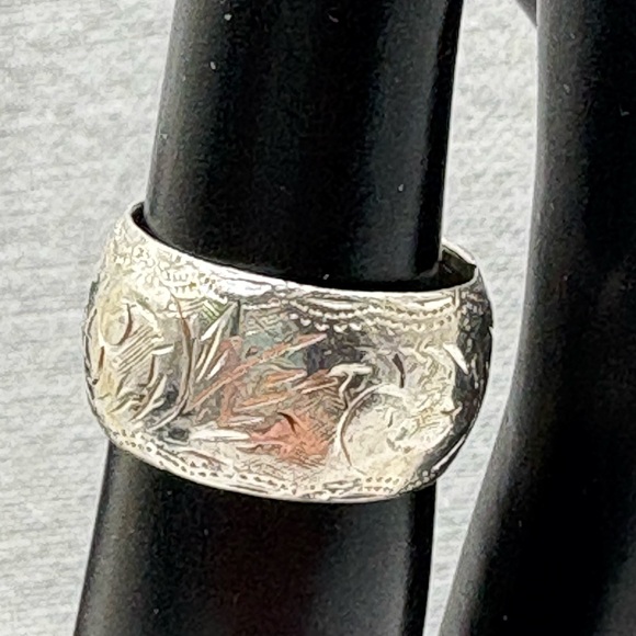 Sterling Silver Engraved Band Ring, 4.5 Unisex - Picture 3 of 5